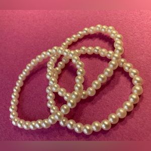 Women’s white elastic beaded bracelet